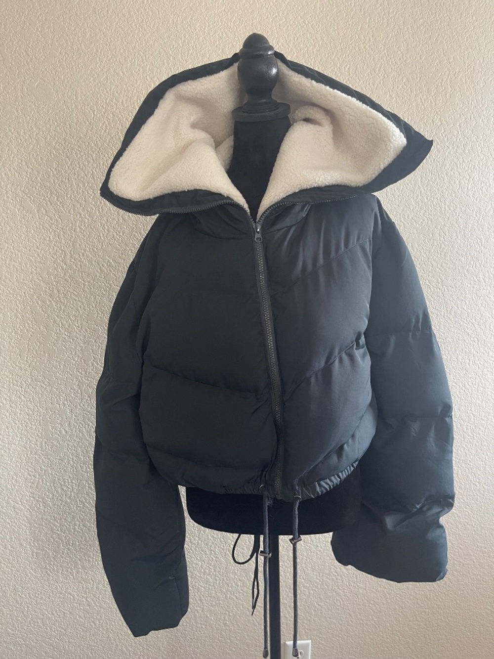Urban Outfitters Black & Ivory Cropped Puffer Jacket - Picture 2 of 8